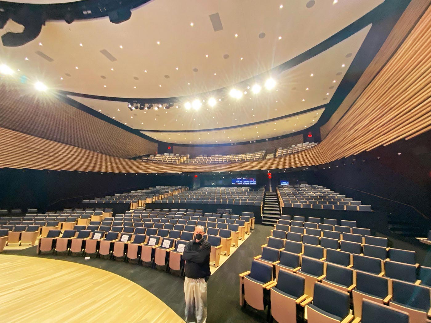 La progettazione su due livelli dell'auditorium ha incrementato al massimo i posti a sedere disponibili per gli eventi pubblici ospitati e per gli eventi privati su invito.