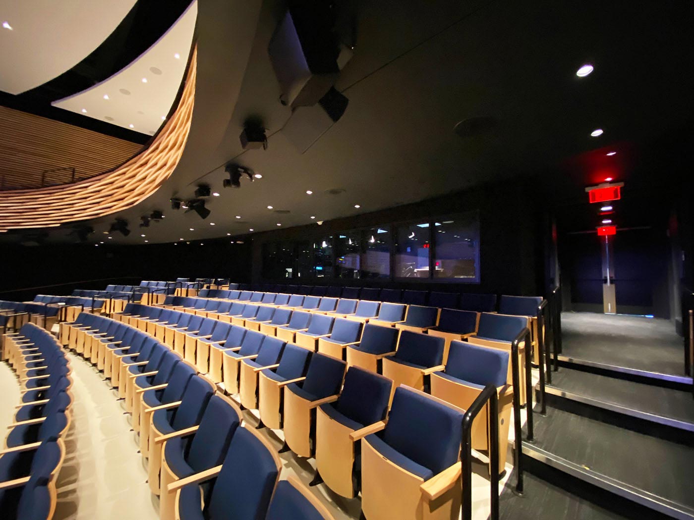 Le centre de contrôle se situe au fond de l'auditorium, permettant de superviser et de contrôler facilement le système audiovisuel.