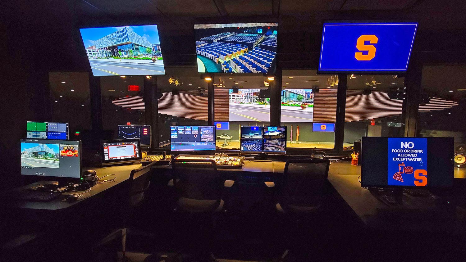 Dans le centre de contrôle, une rangée de fenêtres associée à plusieurs écrans et moniteurs permet à l'opérateur système de réagir rapidement aux signaux de l'enseignant ou du présentateur.