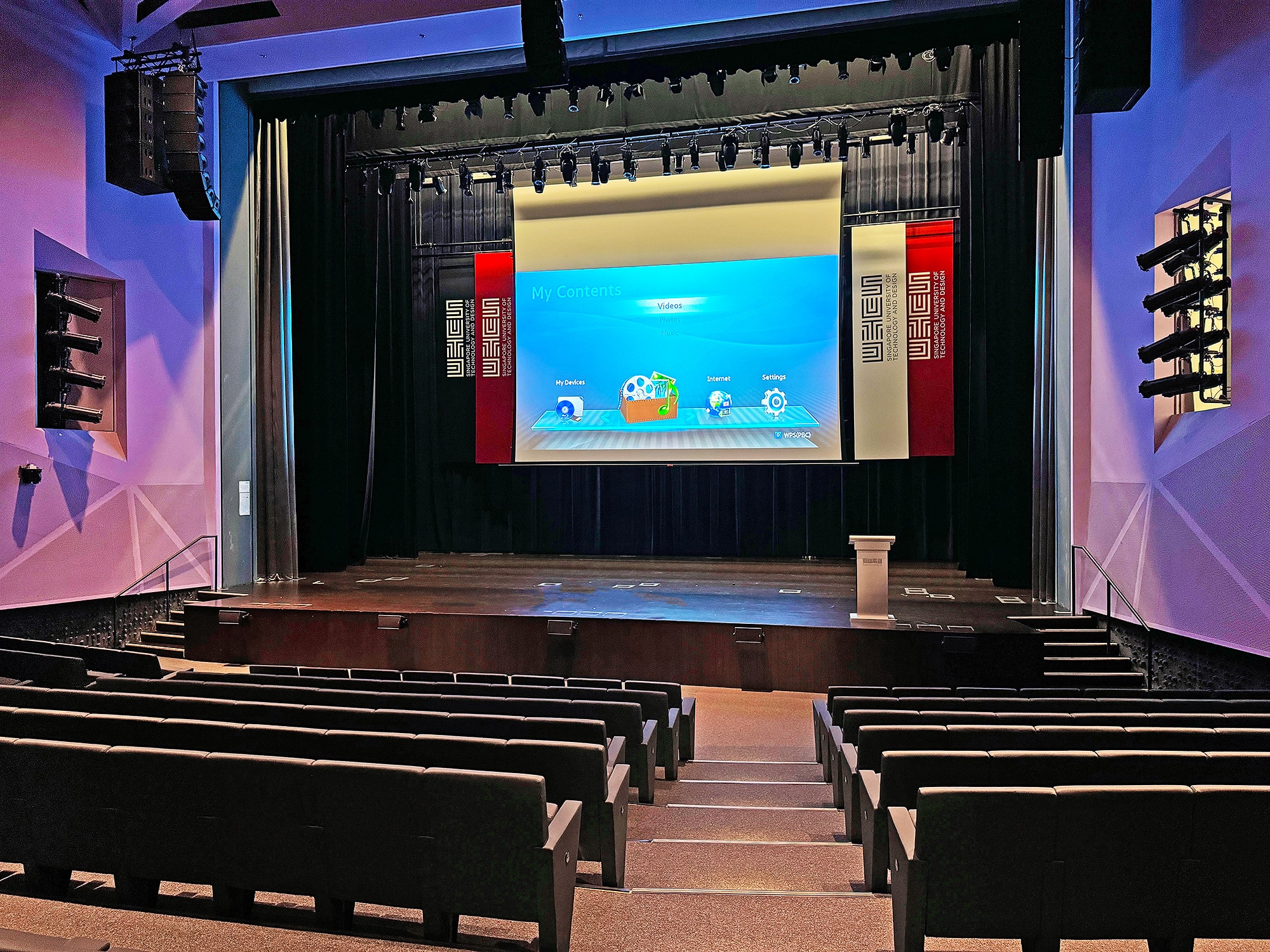 L'une des petites salles de conférence de la SUTD, désormais équipée de systèmes audiovisuels Extron, assure une diffusion optimale du contenu pour les apprentissages en présentiel et hybrides.