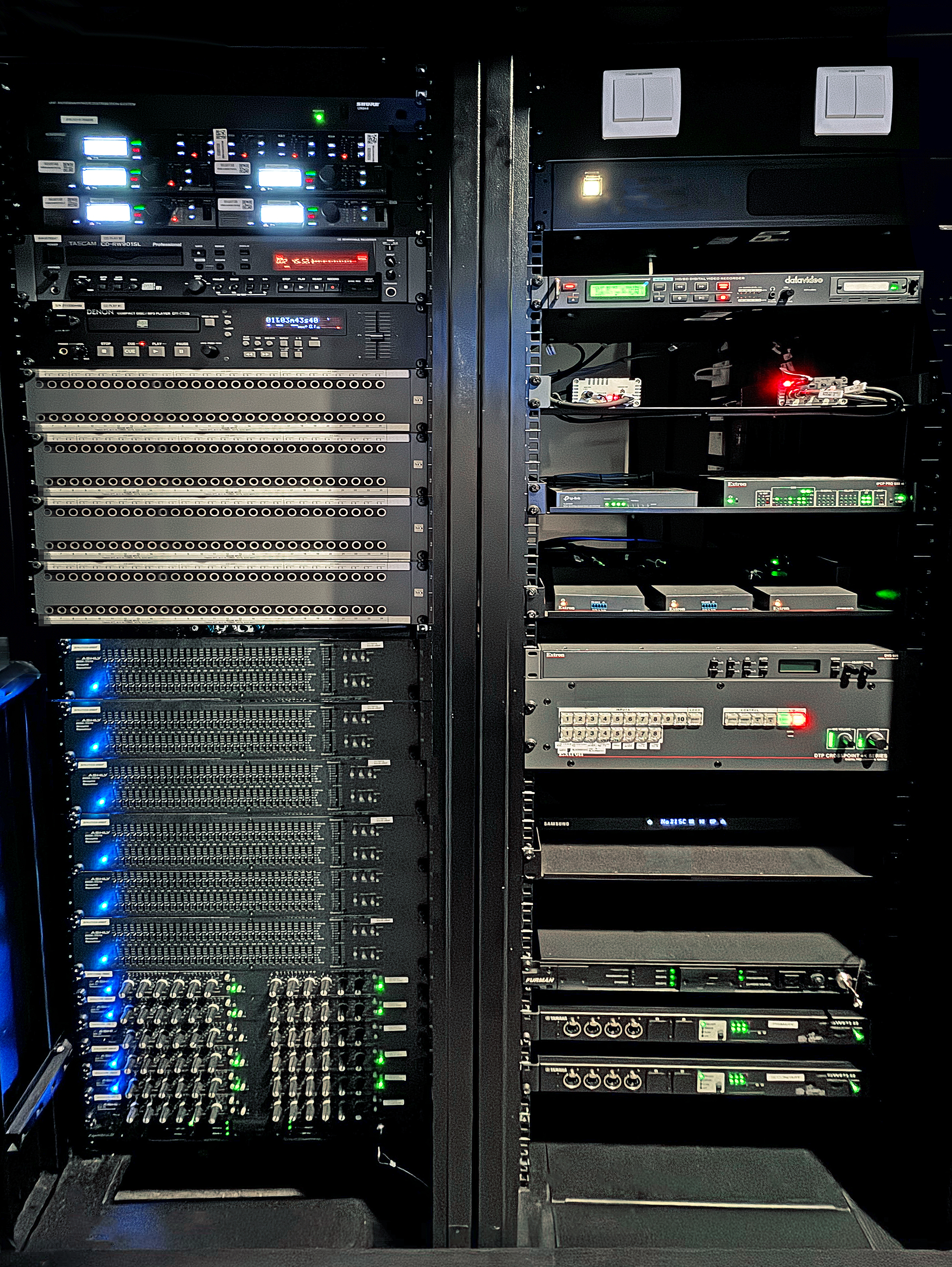 These Extron-equipped AV racks power SUTD’s seamless audio and video distribution, enabling high-quality content sharing across classrooms and lecture halls.