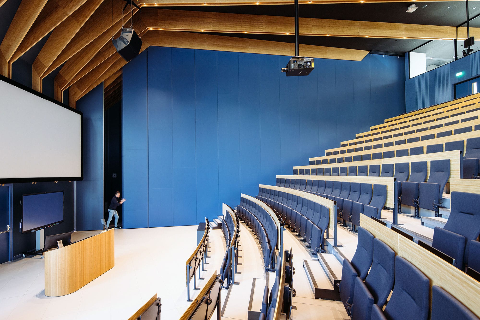 Le plus grand amphithéâtre est situé au rez‑de‑chaussée et peut accueillir jusqu'à 700 étudiants. Il peut être divisé en trois salles en 15 minutes. La combinaison des systèmes NAV et des systèmes de contrôle de la gamme Pro Extron assure un fonctionnement optimal du système audiovisuel dans toute configuration.