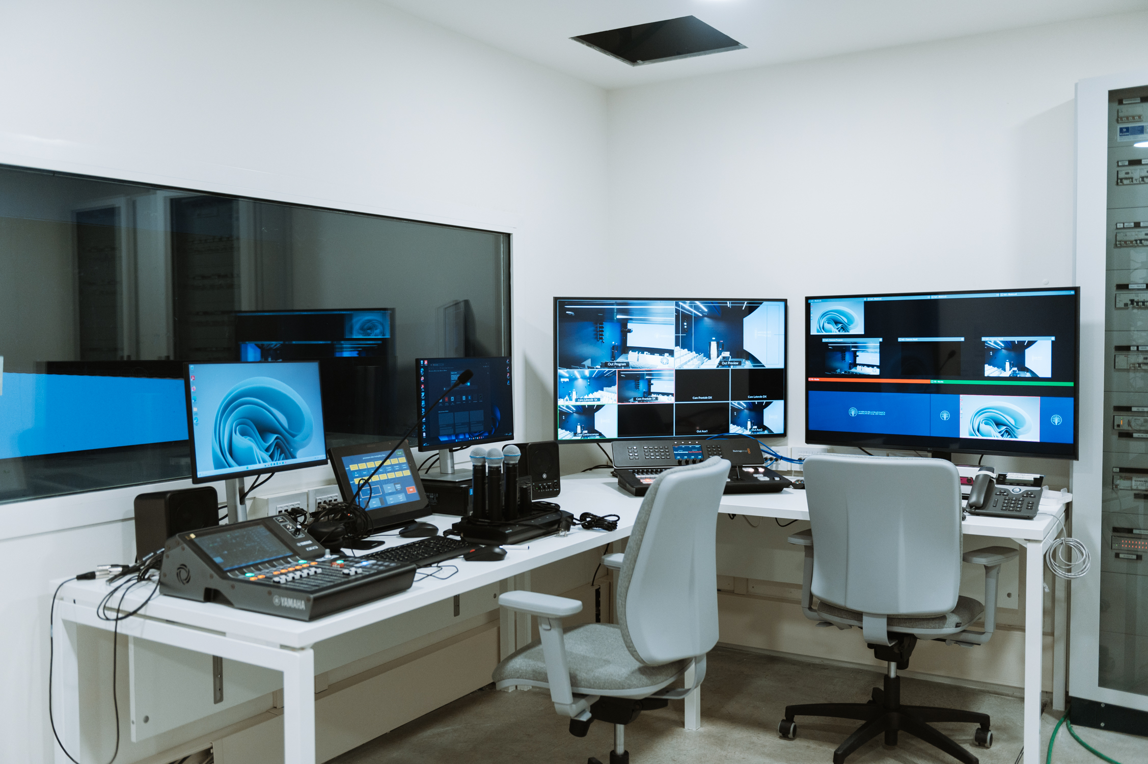 Dans l'ombre, des fonctions de supervision et de gestion des technologies de l'amphithéâtre sont assurées.