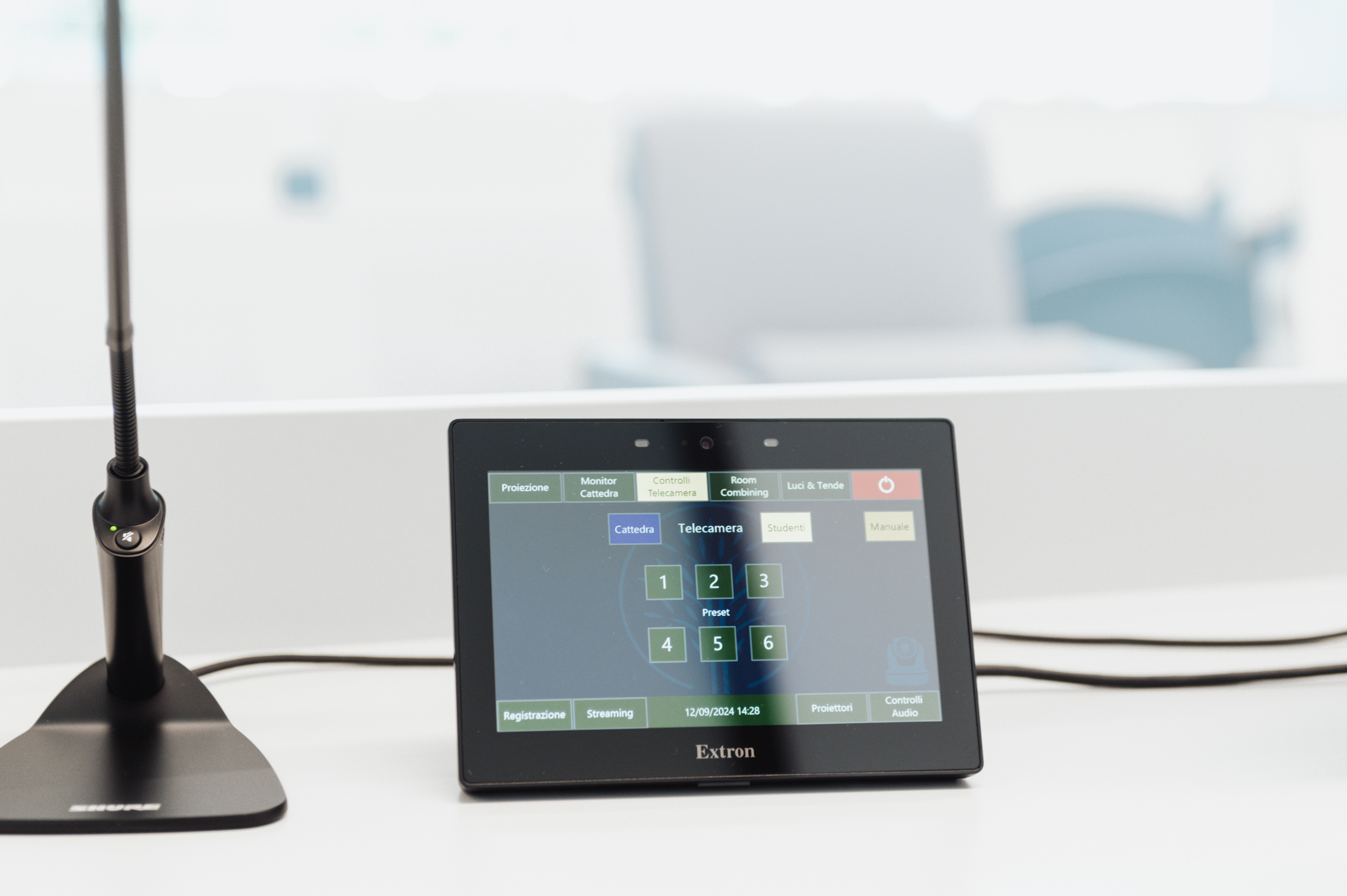 Le TLP Pro 725T Extron offre une interface unifiée pour la gestion des technologies audiovisuelles, garantissant flexibilité et simplicité d'utilisation pour le personnel enseignant et administratif.