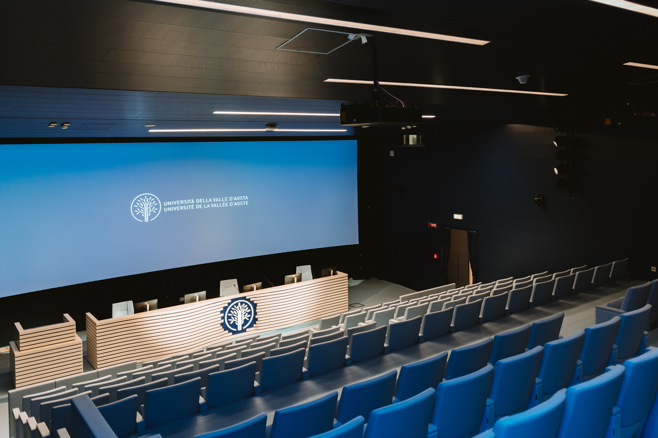 Pièce maîtresse de la modernisation du campus, un vaste écran installé dans l'amphithéâtre Aula Magna facilite l'interaction avec un large public.