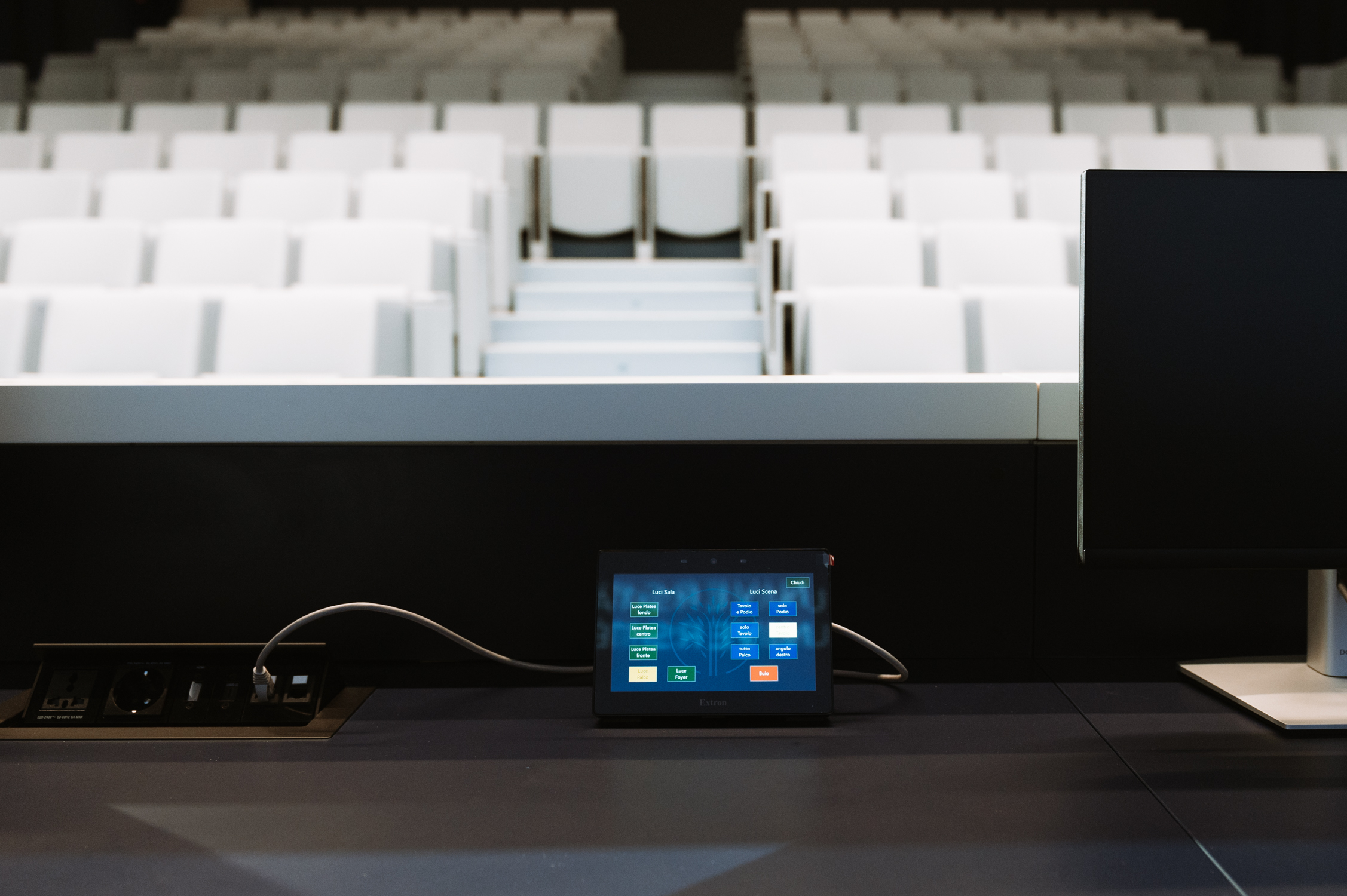 Sur le pupitre de l'amphithéâtre, l'écran tactile TLP Pro 725T Extron permet aux enseignants de gérer facilement les écrans, l'audio, et la connectivité.