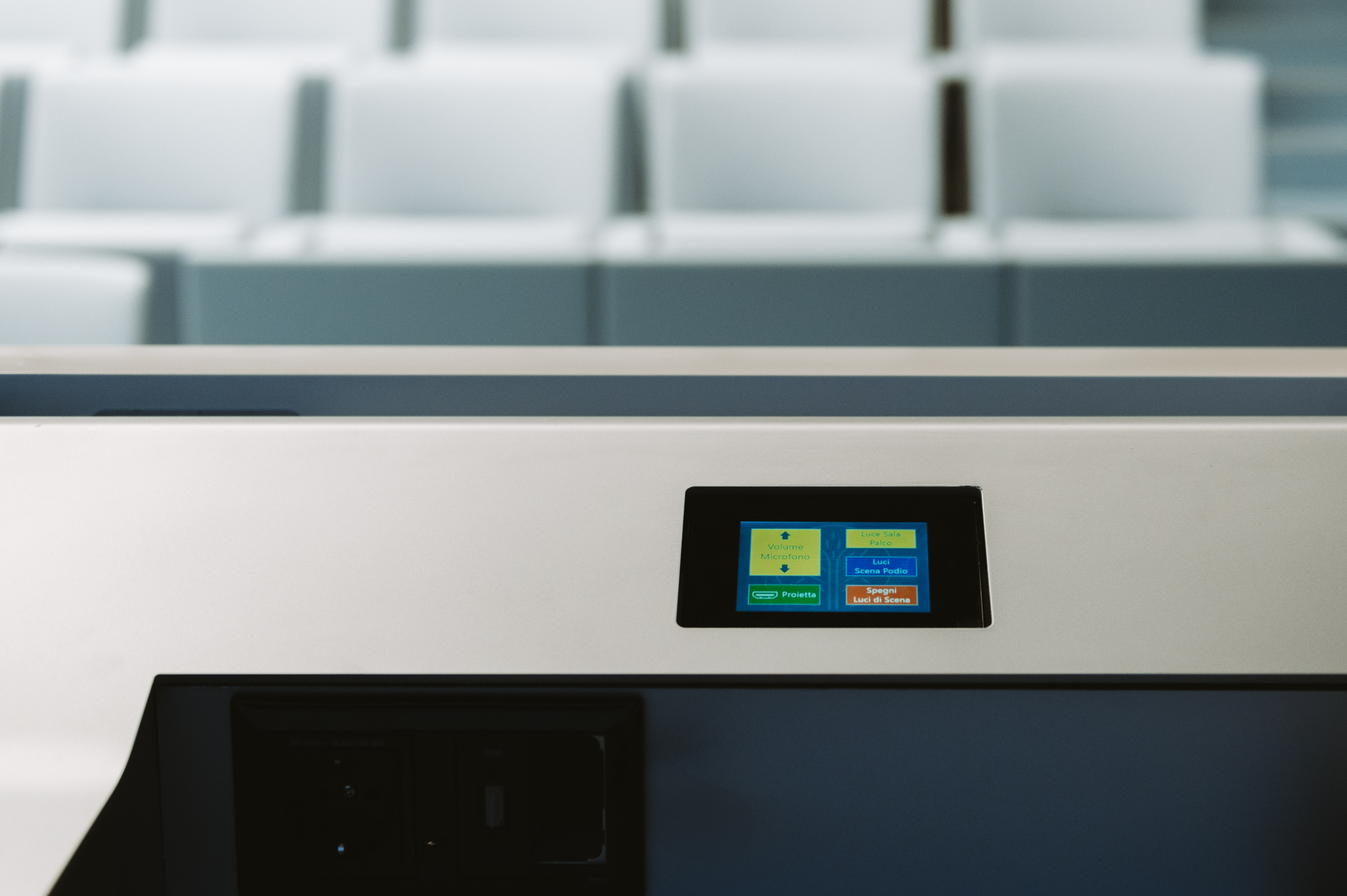 Le TLP Pro 300M Extron facilite le contrôle des sources depuis l'avant de la salle.