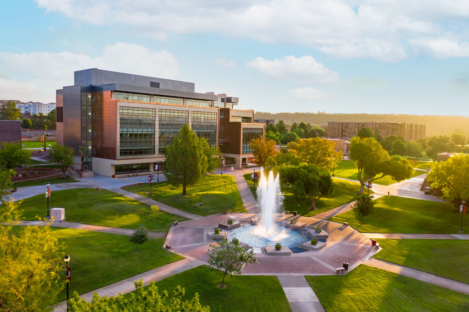 Utah Tech University’s new 163,000 square-foot  Science, Engineering, and Technology (SET) building is equipped with the latest AV technology. Extron supplied AV switching, distribution, control, and audio amplification equipment for 35 classrooms, labs, lecture halls, and conference rooms. Extron was also heavily involved in a campus-wide standardization retrofit of AV systems in 175 rooms across 31 buildings.