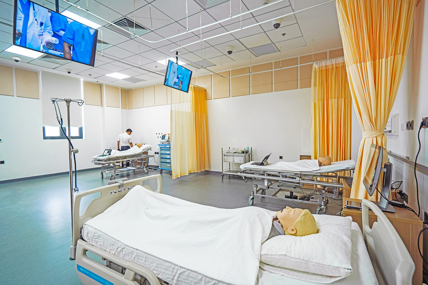 VinUni 大学的医学楼内汇集了各种不同规格的房间、诊疗室和仿真模拟急救设施