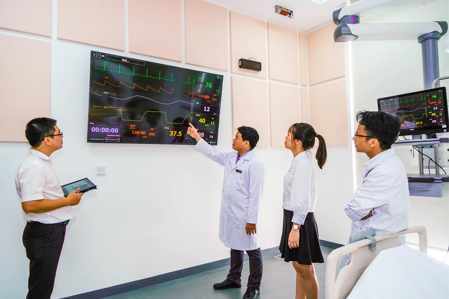 Medical data is sent to the station display in real-time, enabling students to practice their diagnostic skills and collaborate on the best treatment option.