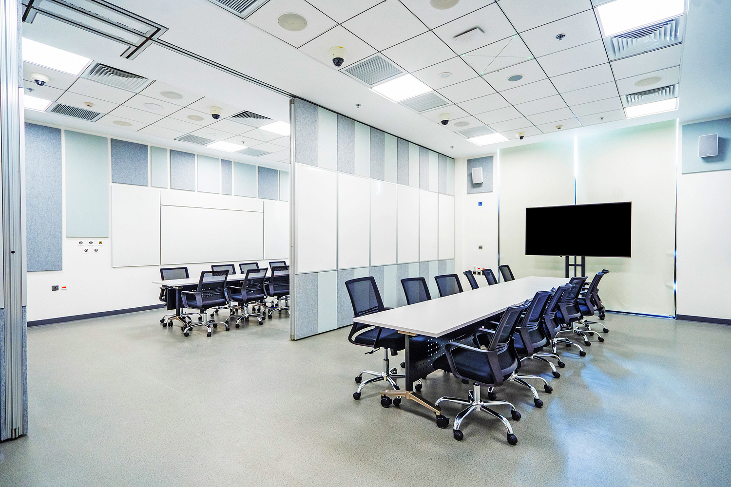  In den Meetingbereichen, wie z. B. diesem Raum für Nachbesprechungen, können die Studenten und Dozenten Übungen und Schulungsszenarien, die mit dem Extron SMP 351-Prozessor für Medien-Streaming erfasst wurden, begutachten.
