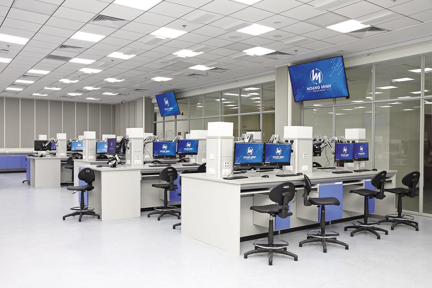 Jedes High-Tech-Labor ist mit einem professionellen AV-Umschaltsystem von Extron, kabelloser und kabelgebundener Konnektivität sowie einem stabilen Audiosystem vollständig ausgestattet.