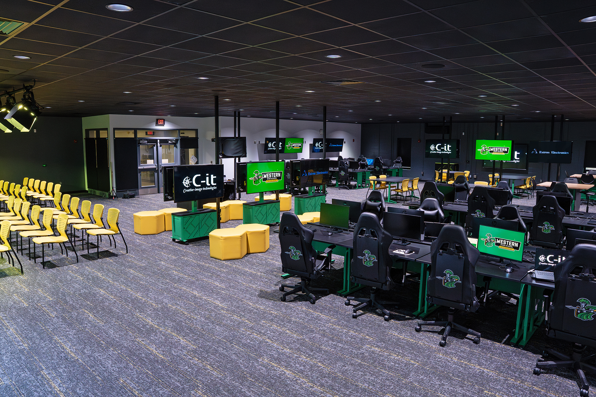 Le nouveau stade e‑sport de la Western High School supporte l'enseignement, le développement de jeux vidéo, et les compétitions à l'échelle de l'État. Les solutions audiovisuelles Extron offrent une commutation fluide, un contrôle intuitif, et un son d'une clarté exceptionnelle dans plusieurs espaces de jeu et d'enseignement, créant un environnement d'apprentissage STIM immersif.