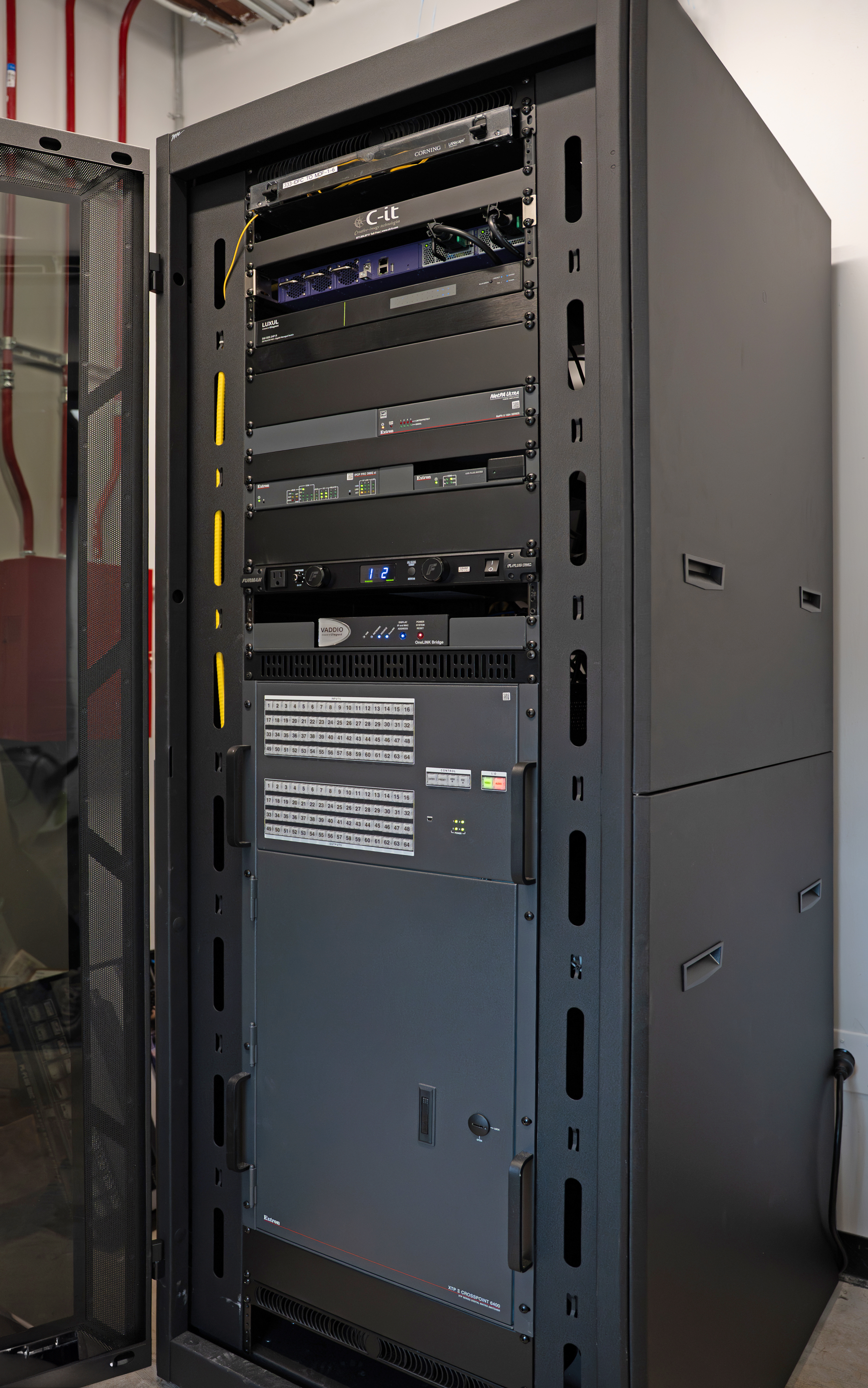 Le cœur du système est une grille de commutation XTP II CrossPoint 6400 Extron. Elle supporte des résolutions 4K/60 ainsi que le routage des signaux vidéo et audio entre les flux des stations de jeu et les écrans.