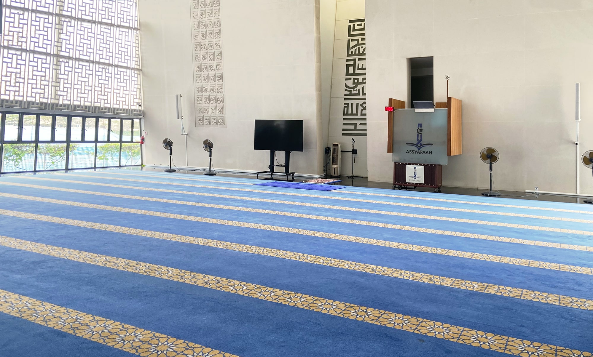 Salle de prière principale offrant un design contemporain à ciel ouvert