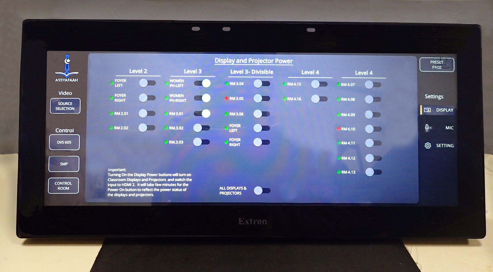 Dans la salle de contrôle principale, un écran tactile ultra-large TouchLink Pro 12” fournit une large interface graphique pour contrôler les activités du système