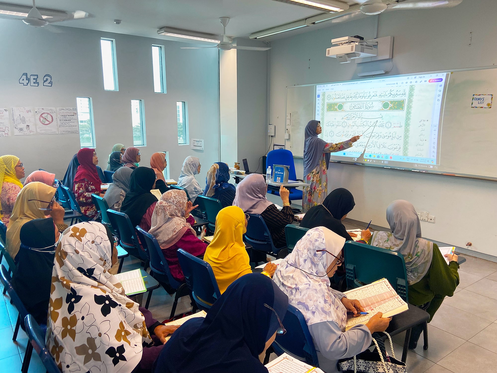Des étudiantes suivant un cours dans l'une des 17 salles de classe de la mosquée