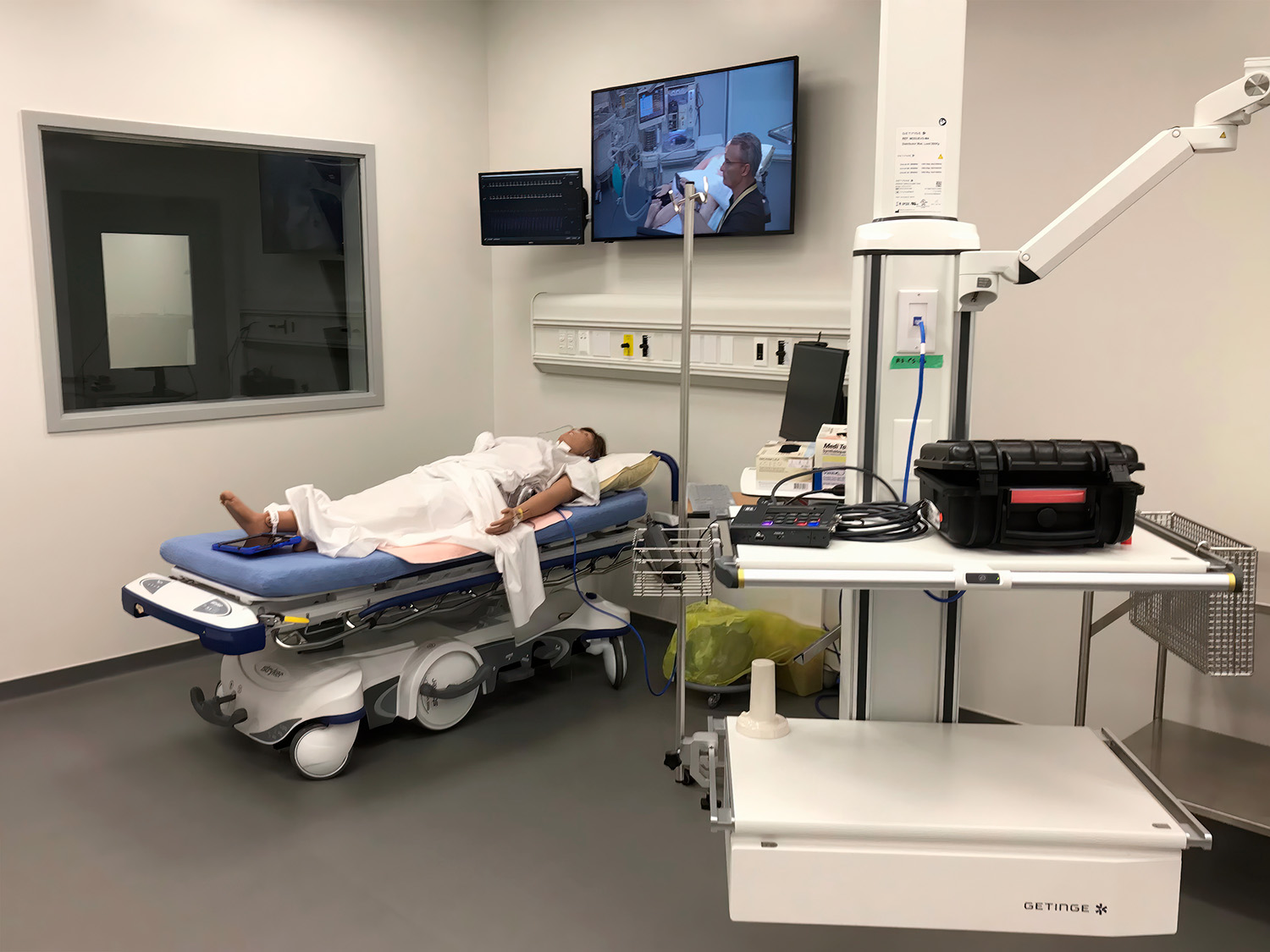 Bed stations are designed to allow students and the instructor to gather without restricting access to the patient simulator.