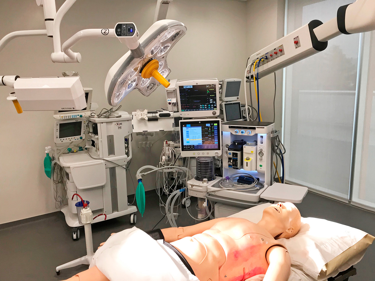 The 50+ human patient simulators available in a variety of sizes, ages, ethnicities, and physical conditions are easily moved among the various bed stations.