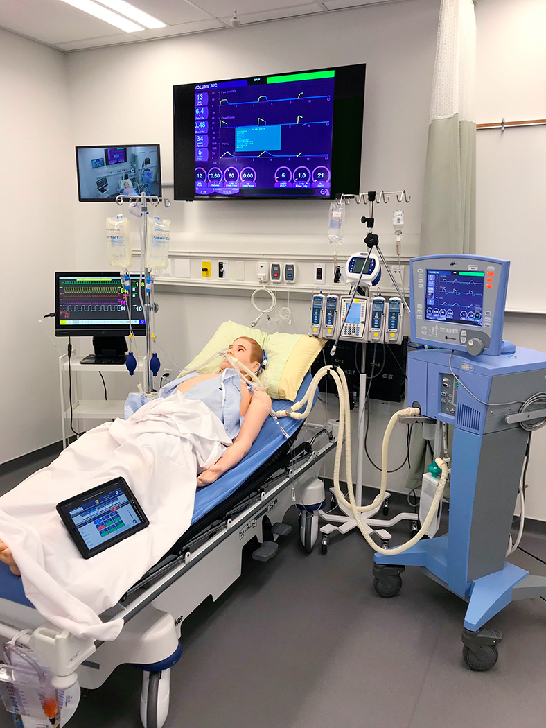 Los instructores utilizan con frecuencia la tablet asociada a la estación de cama para activar las respuestas del simulador de paciente humano.