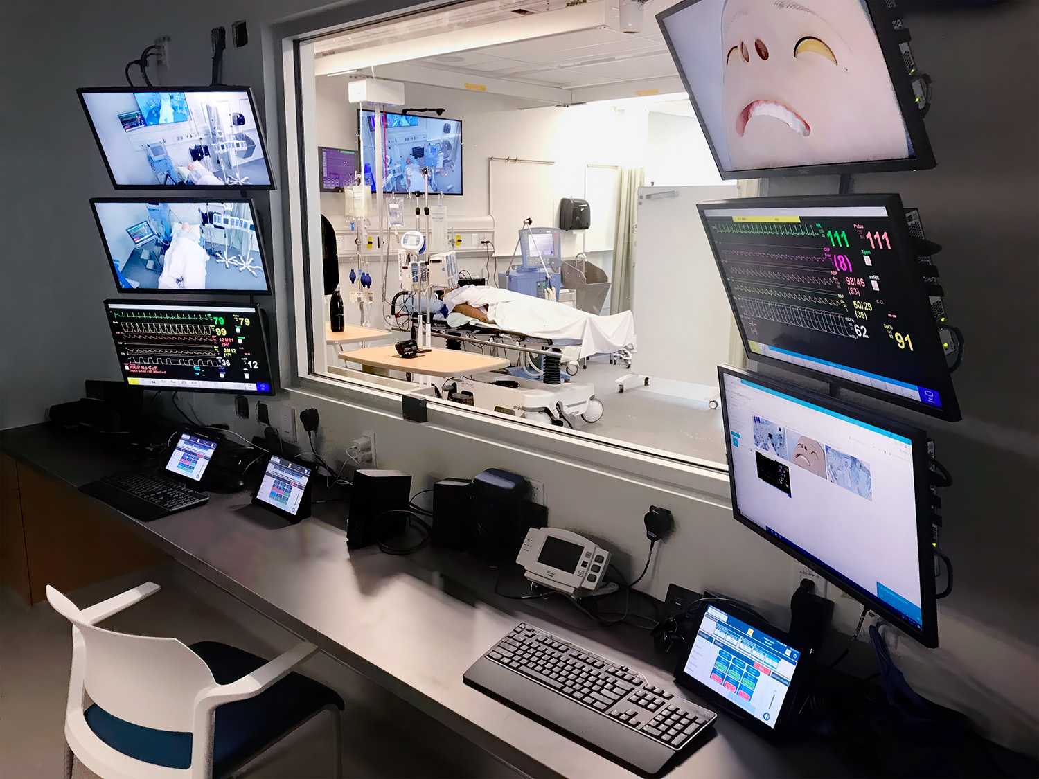 Un operador en la sala de control puede observar las actividades del laboratorio y responder a los gestos visuales y comandos verbales de un instructor durante una lección.