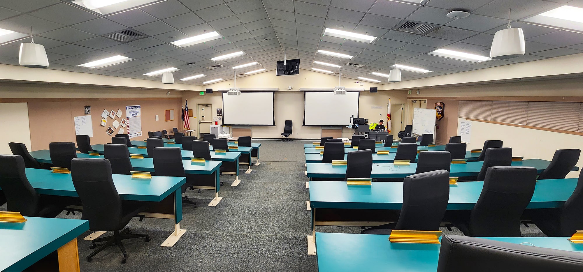 Chacun des auditoriums divisibles du centre de formation du Cal FIRE comprend un système DTP Extron. Lorsque les espaces sont combinés, les deux systèmes DTP fonctionnent comme un seul système de présentation pour l'amphithéâtre.<br><br>Reproductions autorisées par AV Structural.