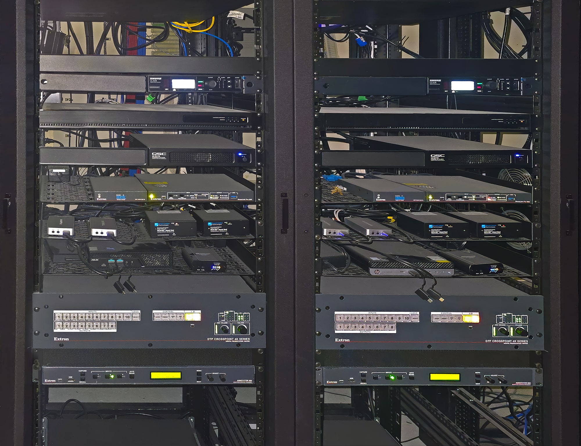 Une salle d'équipement centralisée permet la distribution des signaux audiovisuels dans toutes les zones du centre de formation.
