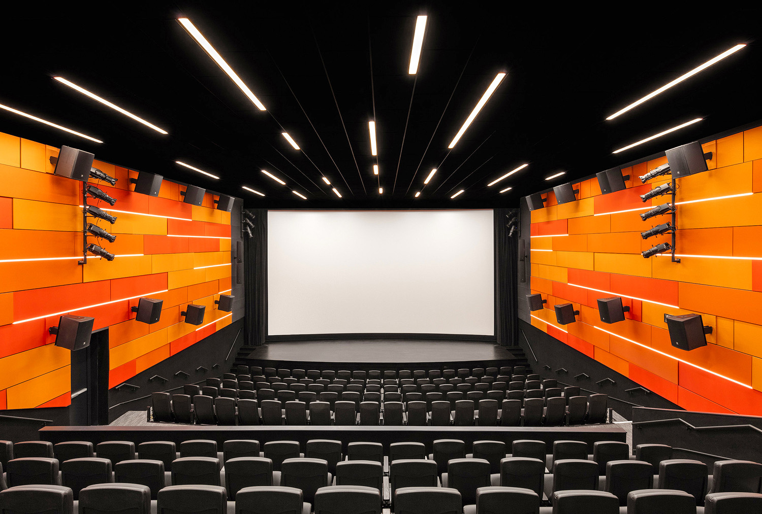 Das Cinemark® Theater im Museum umfasst ein Film-Projektionssystem mit einem integrierten Soundsystem sowie ein separates AV-System, das öffentliche und private Veranstaltungen unterstützt.