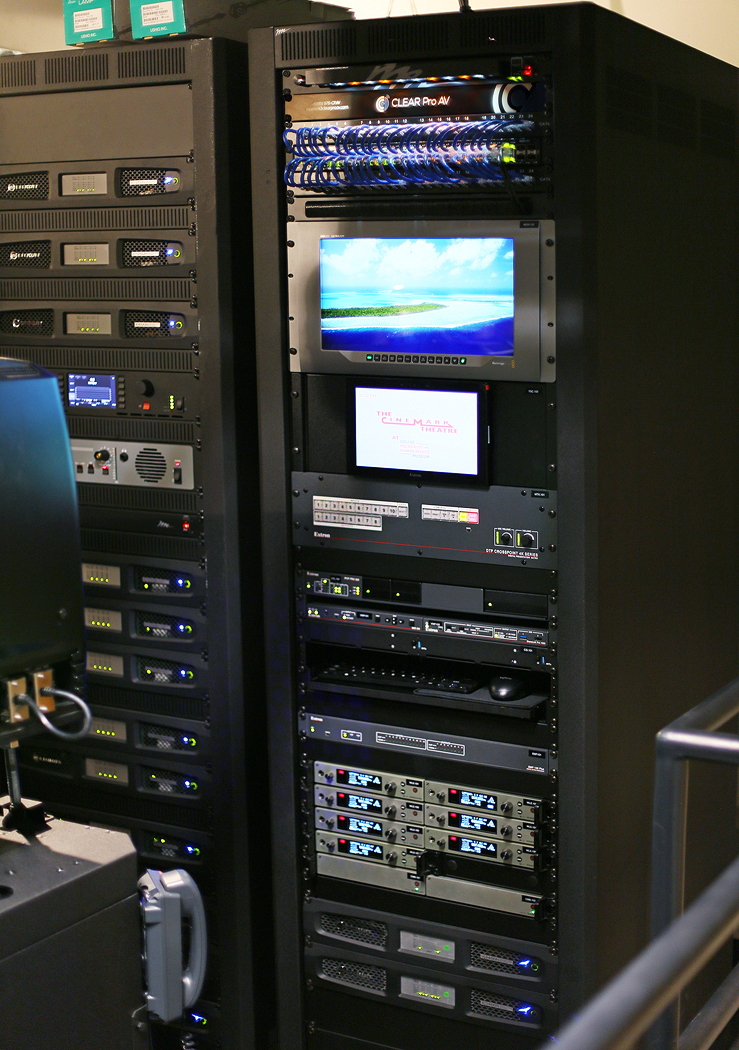 La grille de commutation 10x8 DTP CrossPoint 108 4K est le composant central du système audiovisuel. Elle est montée en rack dans la salle de contrôle annexe avec d'autres composants du système.