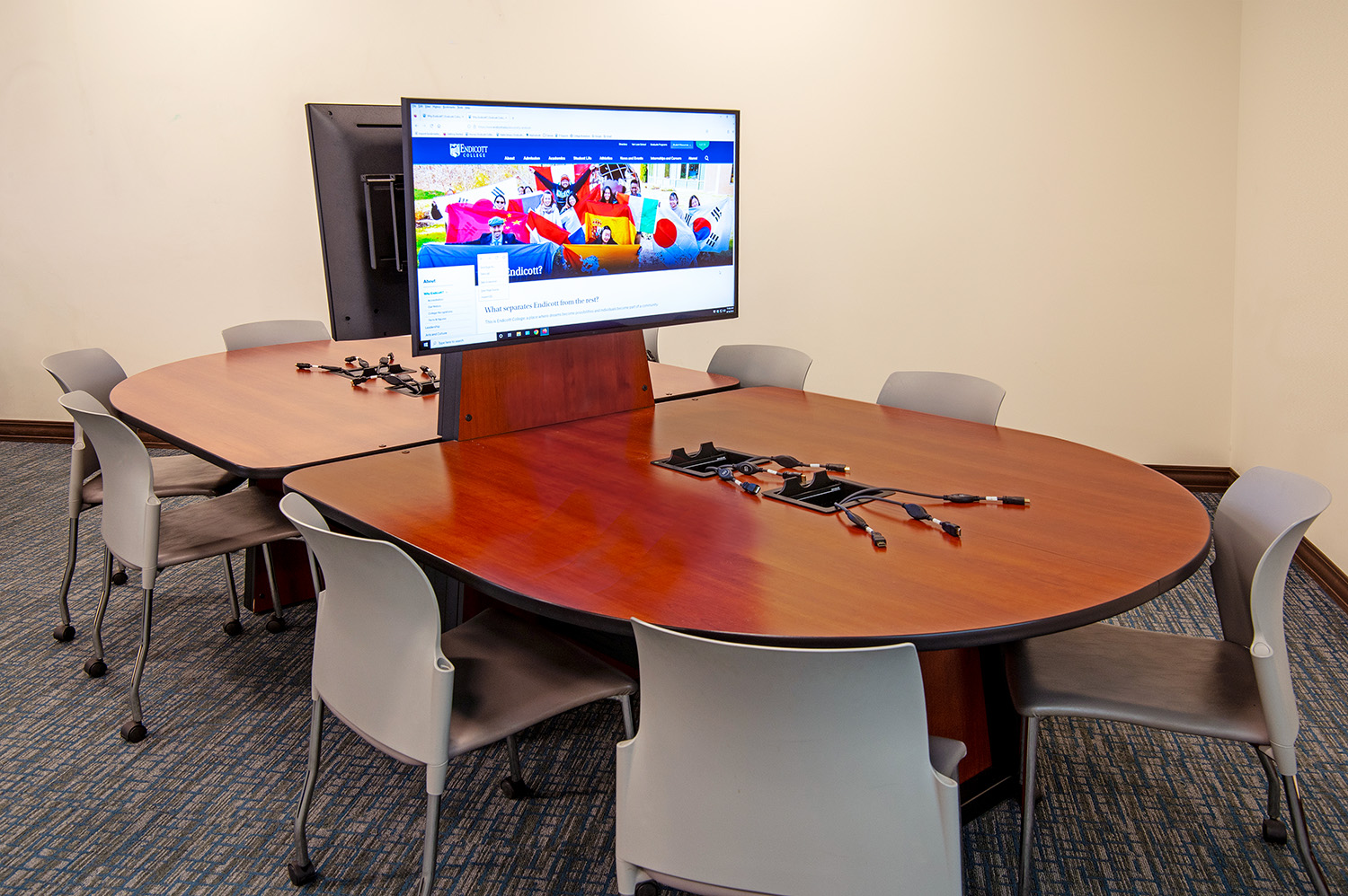 The new AV system supports eight collaboration tables, with two displays mounted back to back at each table to create two team stations.