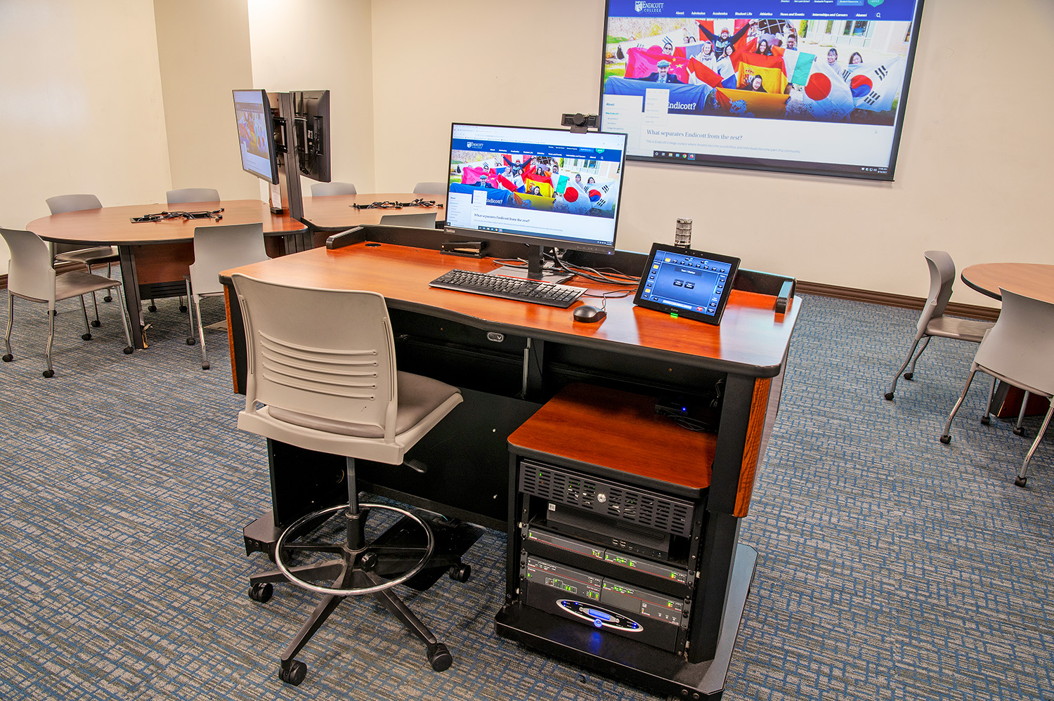 The instructor uses the Extron TouchLink® Pro touchpanel at their station to send content from rack-mounted equipment, connected devices, and/or student sources to any combination of displays and projection systems.