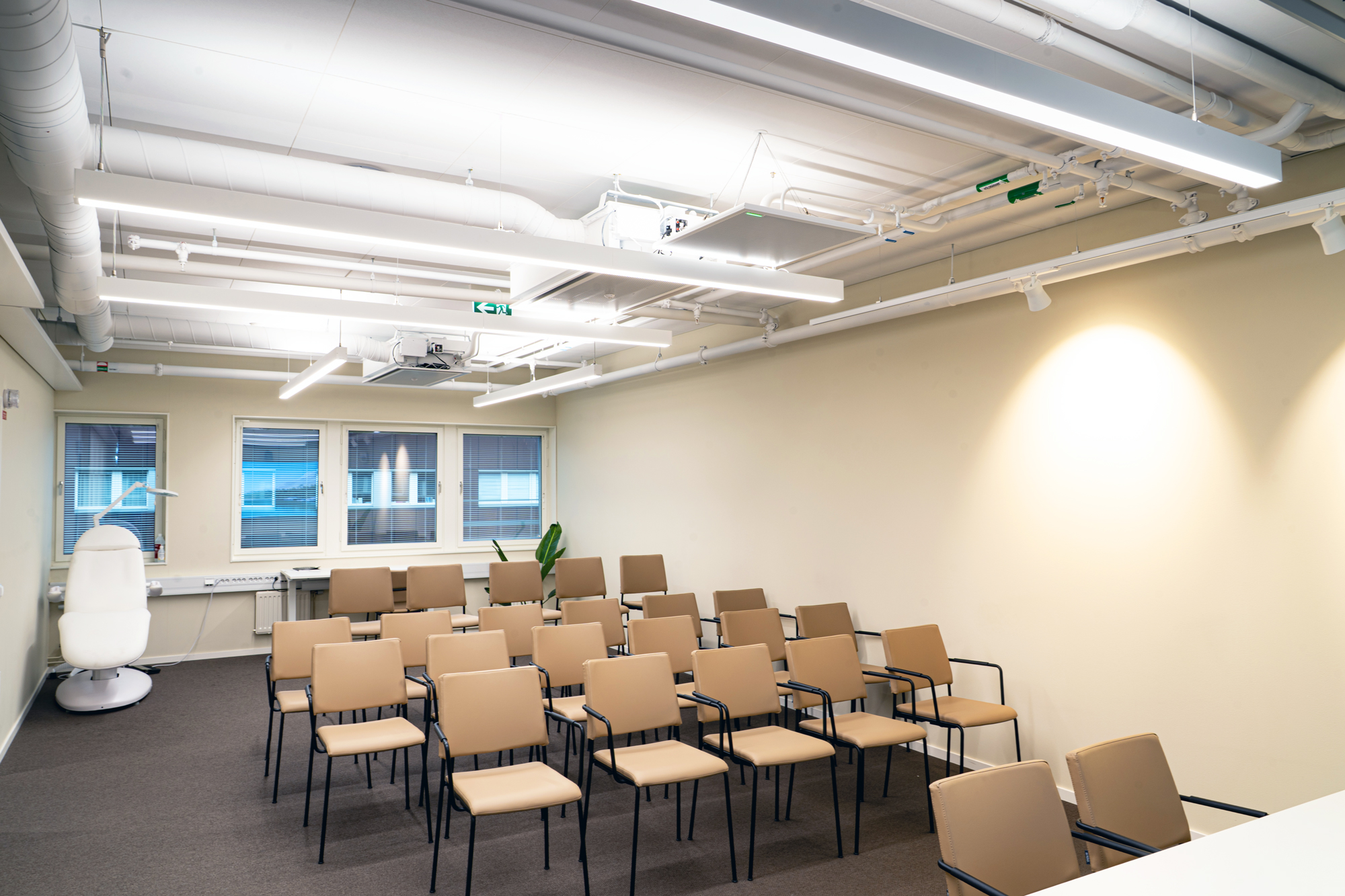 NAV encoders and scaling decoders connect operating rooms, conference rooms, and support spaces, allowing any source to be routed to any destination with very low latency.