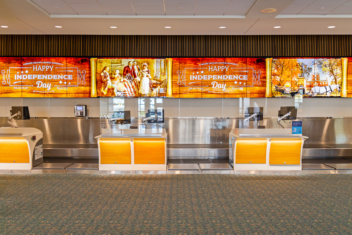 A videowall comprised of 700 synchronized screens creates a seamless canvas running behind the ticketing counters. It provides the flexibility to reassign ticketing counters among the 40 airlines according to demand and shows seasonal messages for unused counters.