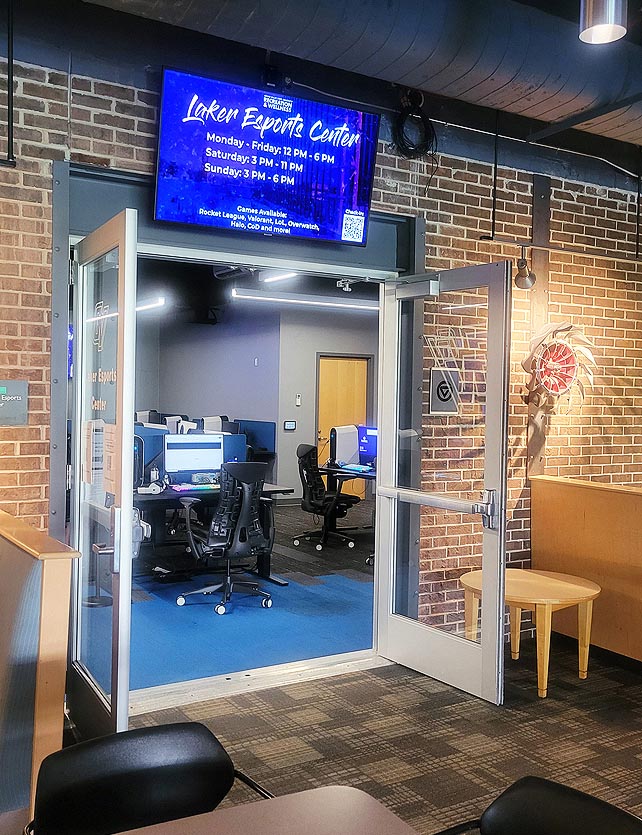 Drei Displays in der Mensa neben dem Laker Esports Center ermöglichen, dass die Mensa-Besucher und Zuschauer in den Bann der Spiele gezogen werden.