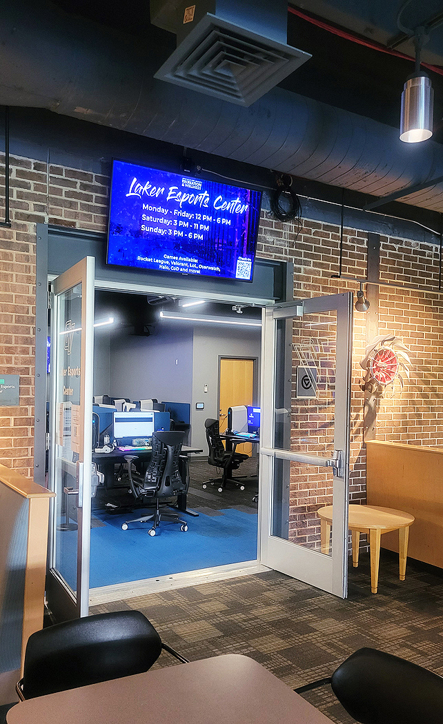 Les trois écrans installés dans le réfectoire adjacent au Laker Esports Center permettent de plonger les téléspectateurs dans l'action.