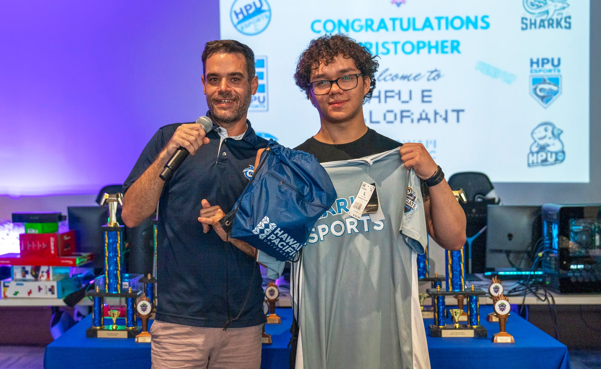 L'équipe ou le champion individuel du tournoi est appelé pour recevoir sa récompense. Ceci est valable aussi bien pour les étudiants que pour les membres du public.