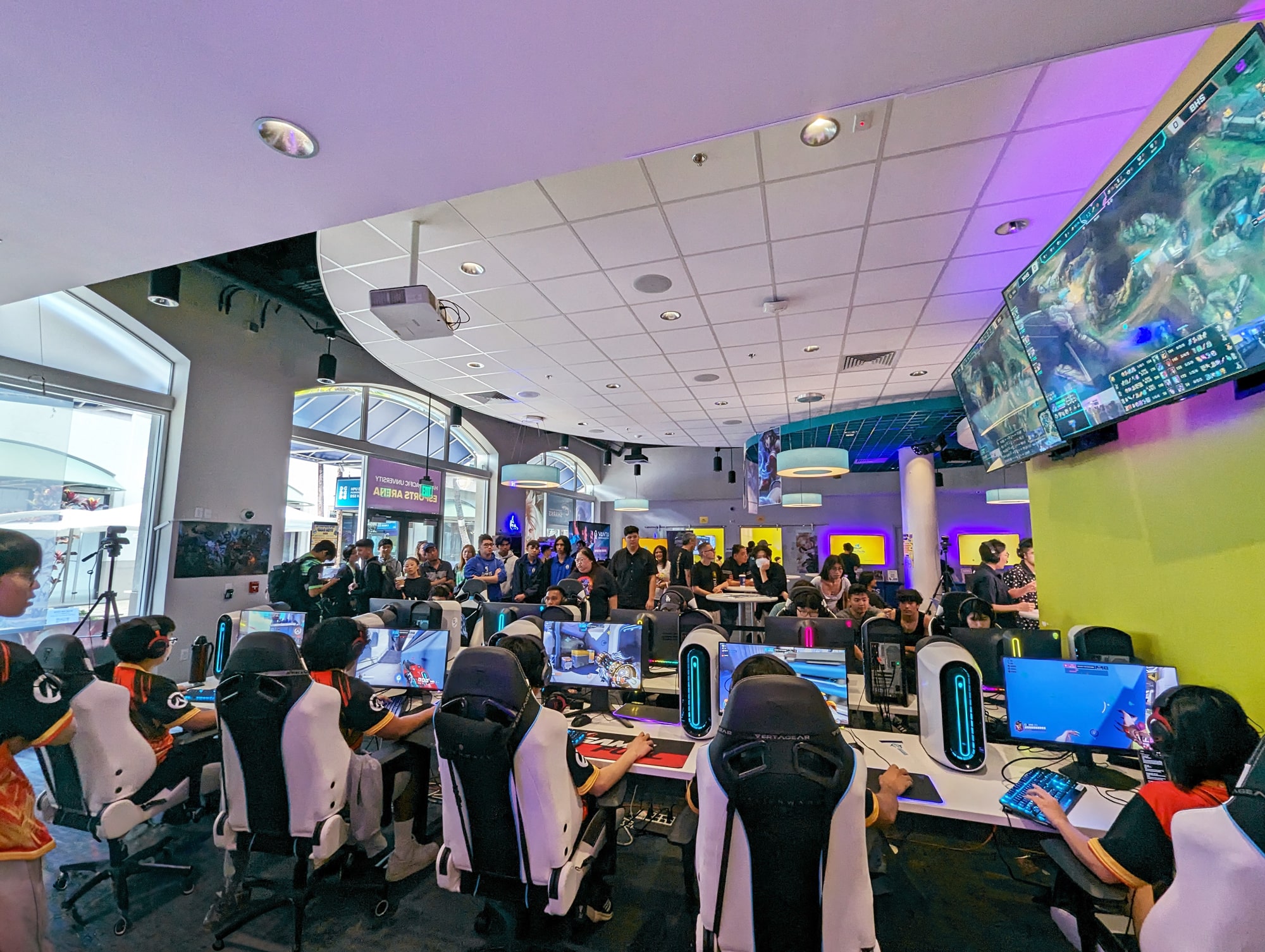 L'installation e‑sport de l'HPU est ouverte tous les jours jusqu'à 23 heures, offrant un accès facile aux étudiants débordés et aux membres de la communauté ayant des horaires de travail standard et par roulement.<br><br>Reproductions autorisées par l'Hawai'i Pacific University