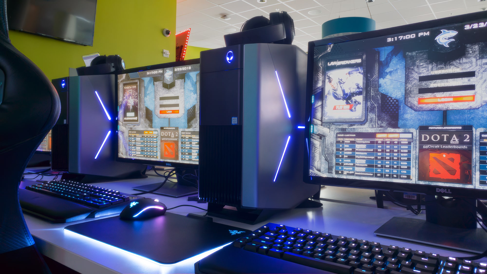 Douze stations disposent chacune d'un moniteur de gaming Eye Care ASUS et d'un moniteur 4K Dell, offrant ainsi aux joueurs une expérience de jeu améliorée.