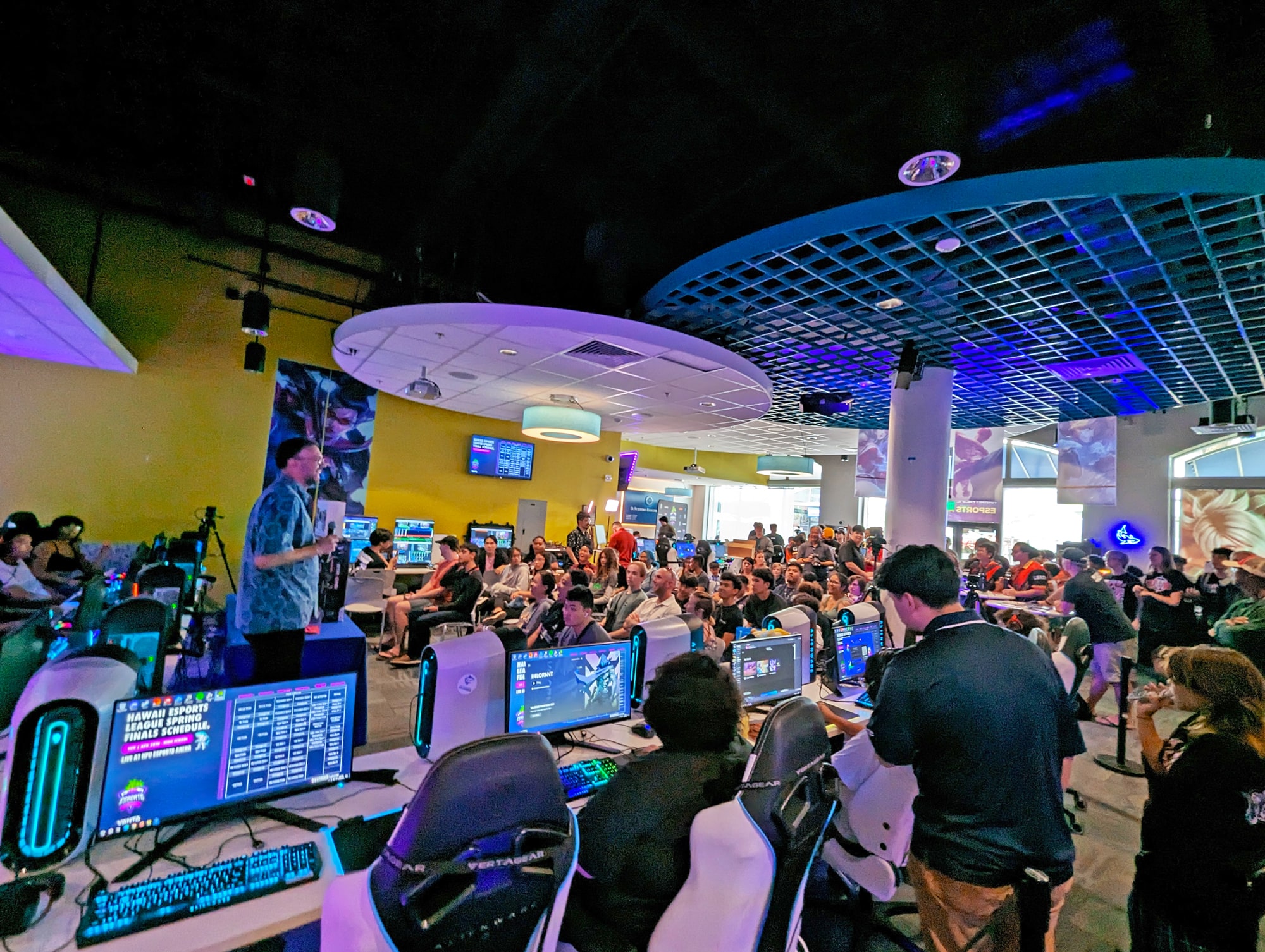 L'installation supporte un large éventail de jeux, y compris des jeux épiques tels que Fortnite et Rocket League, de type arène de bataille comme Valorant et League of Legends, Apex Legends sur Origin et Battle.net pour Call of Duty, Heartstone et Overwatch, ainsi que Xbox, Microsoft et STEAM, entre autres.