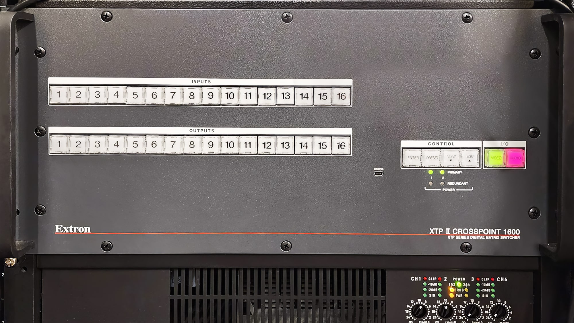Une grille de commutation XTP CrossPoint II Extron permet une commutation et une distribution des signaux audiovisuels et de contrôle RS‑232 à travers l'installation et ses sites annexes.