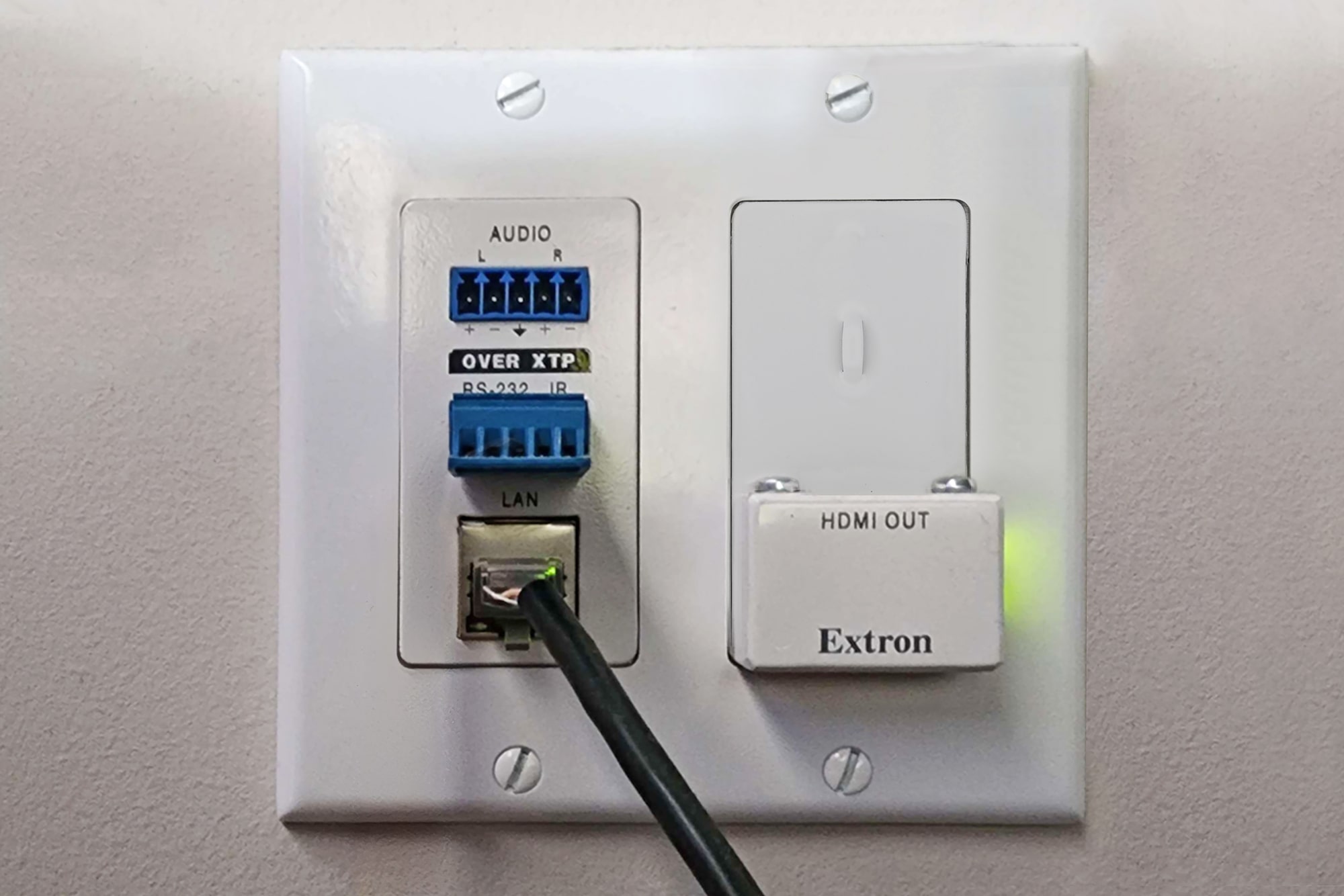 Un récepteur XTP en plaque murale au format Decorator est installé derrière chaque écran, permettant un ajustement parfait et une esthétique propre. Pour chaque système de projection, un récepteur XTP avec scaler fournit du contenu vidéo HDMI 4K à la résolution native du projecteur.