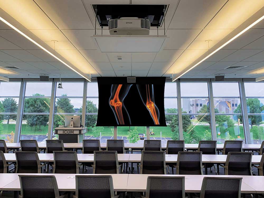 The Glassroom classroom has three all-glass walls, requiring precise AV system design and installation to allow for high-quality image display and minimimize audio reflections.