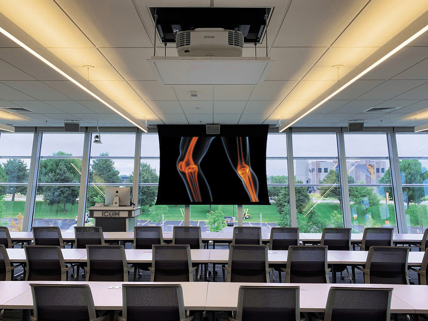 The Glassroom classroom has three all-glass walls, requiring precise AV system design and installation to allow for high-quality image display and minimimize audio reflections.