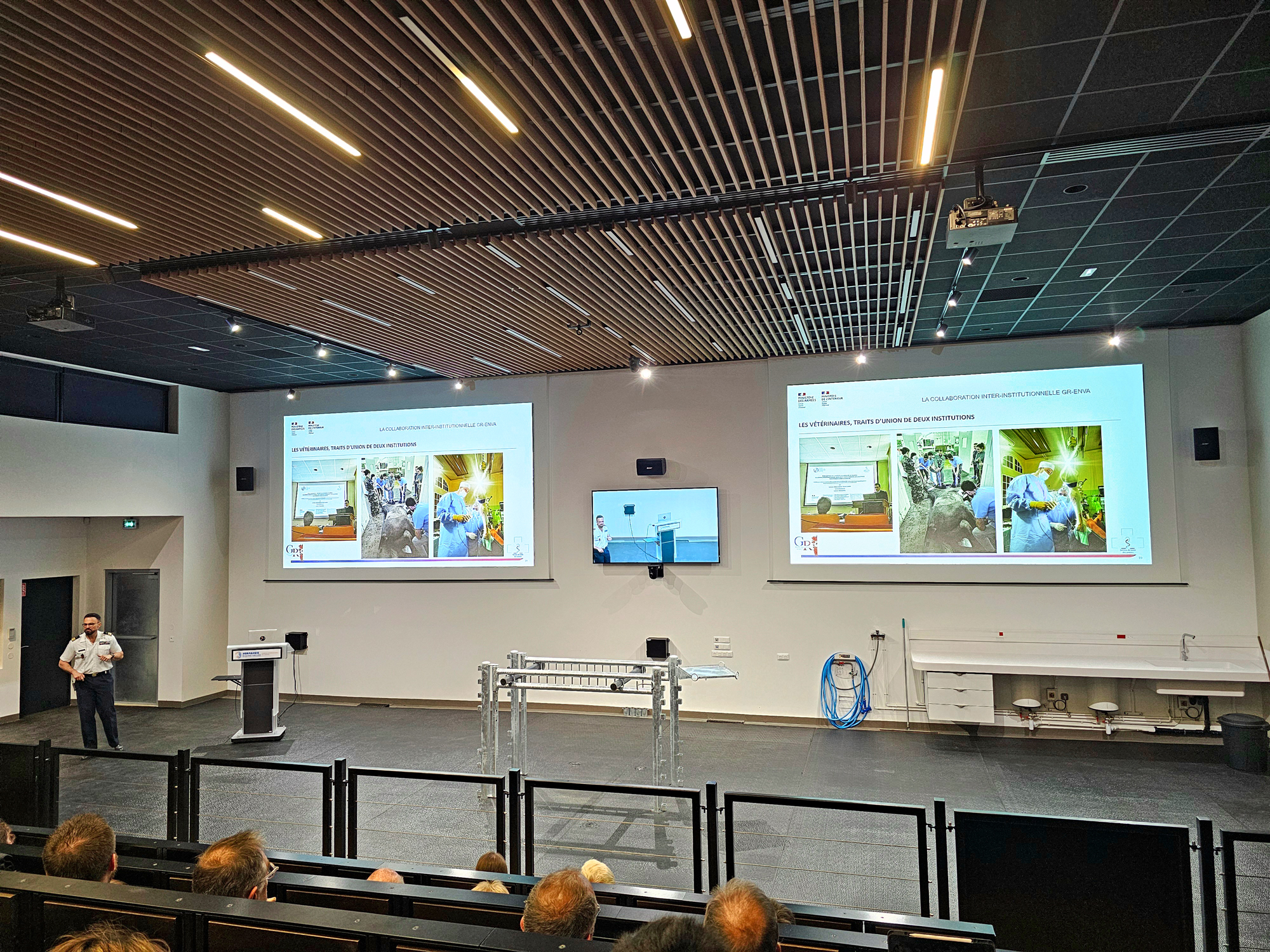 To support hybrid learning and content archiving, the system incorporates an Extron SMP 111 streaming media processor and an Extron MediaPort® HDMI and Audio to USB scaling bridge.