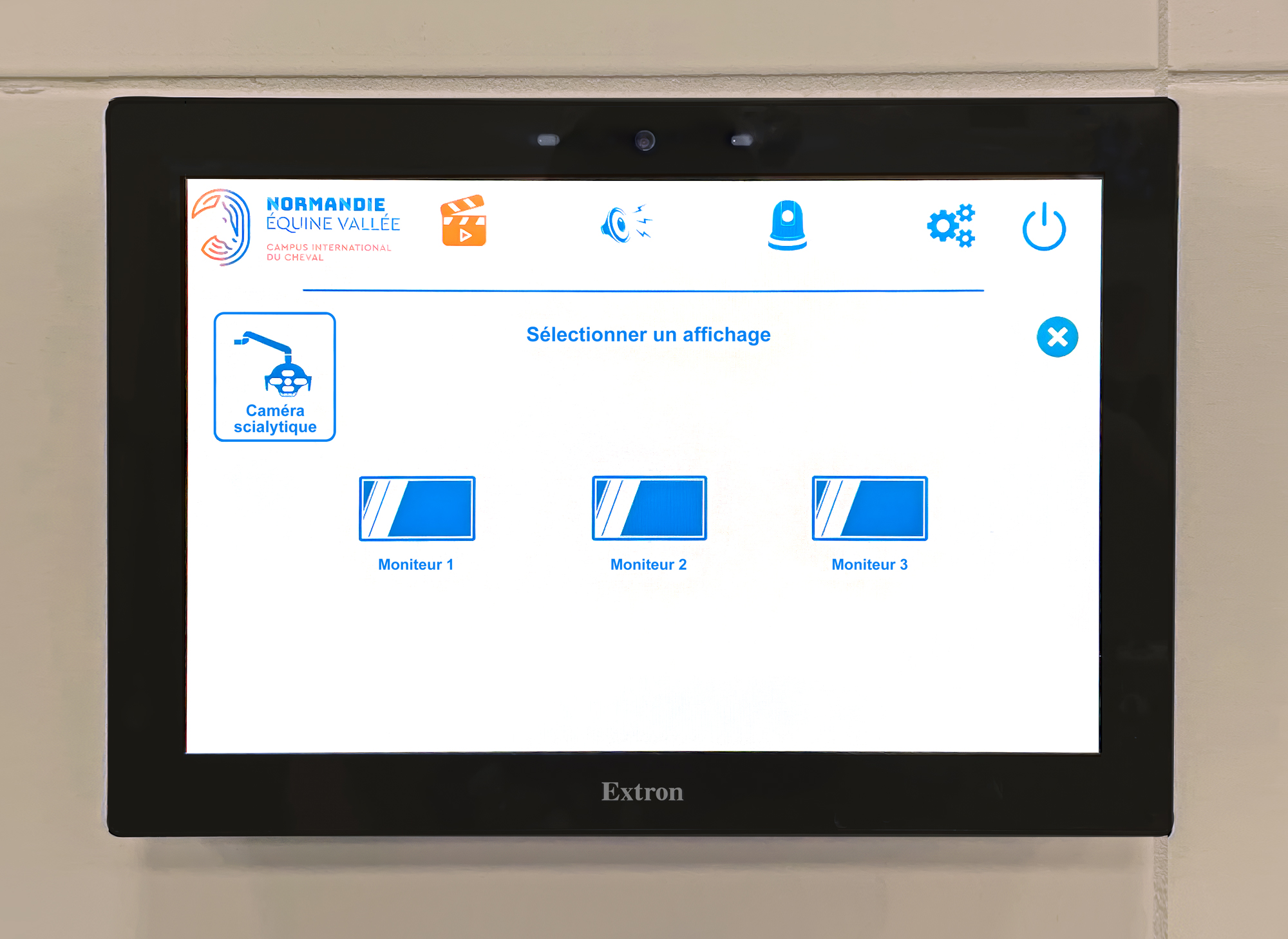 Large, clearly labeled icons on the TouchLink Pro touchpanel interface give instructors and clinicians direct control over display selection, system power, and room functions. 