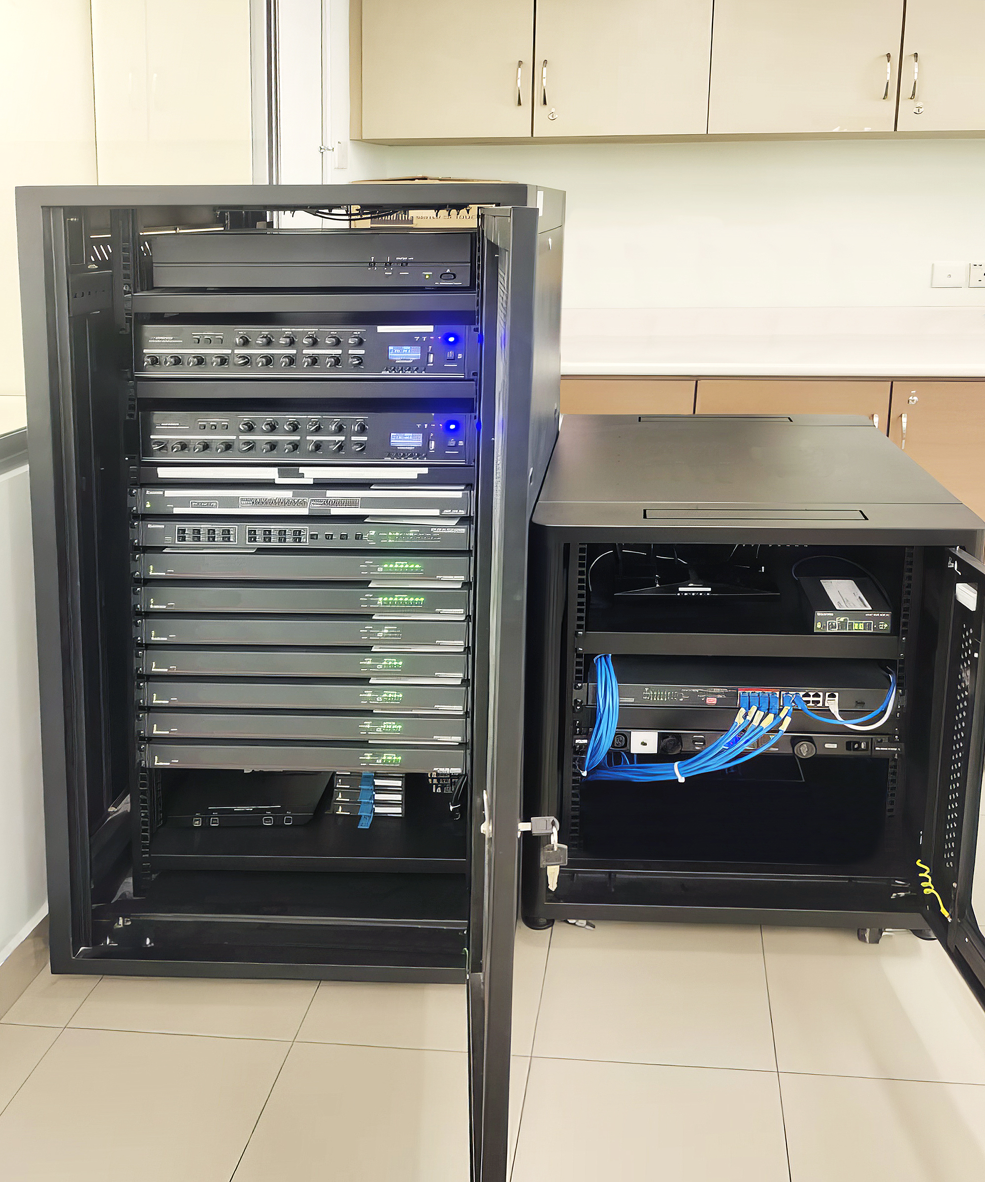 Le rack central abrite la grille de commutation, l'émetteur, le processeur audio, et bien d'autres équipements Extron, tous fonctionnant conjointement pour offrir des performances et une fiabilité inégalées.