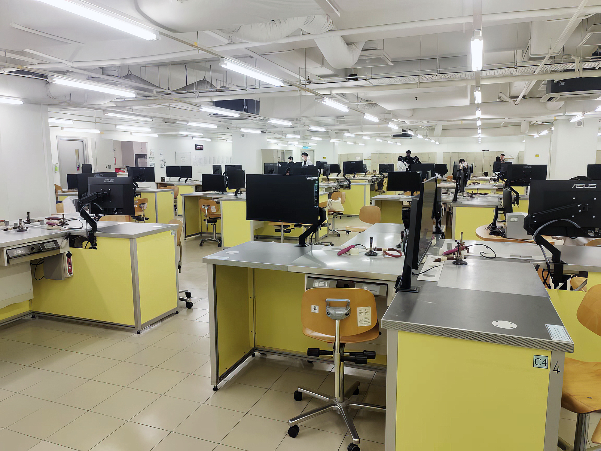 Grâce à l'infrastructure audiovisuelle flexible du laboratoire, les enseignants peuvent cibler des zones précises pour leurs cours, s'adaptant facilement à toutes les situations. 