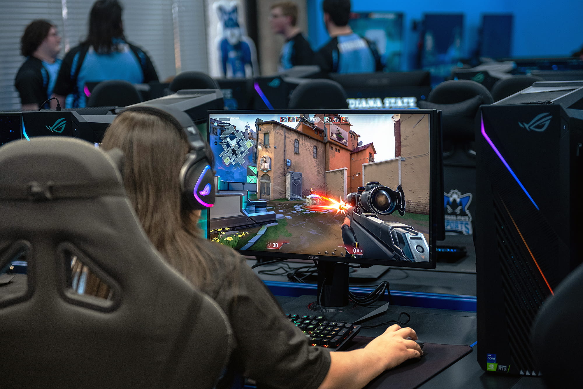 Le laboratoire e‑sport de l'ISU dispose de rangées de stations de gaming haute performance.