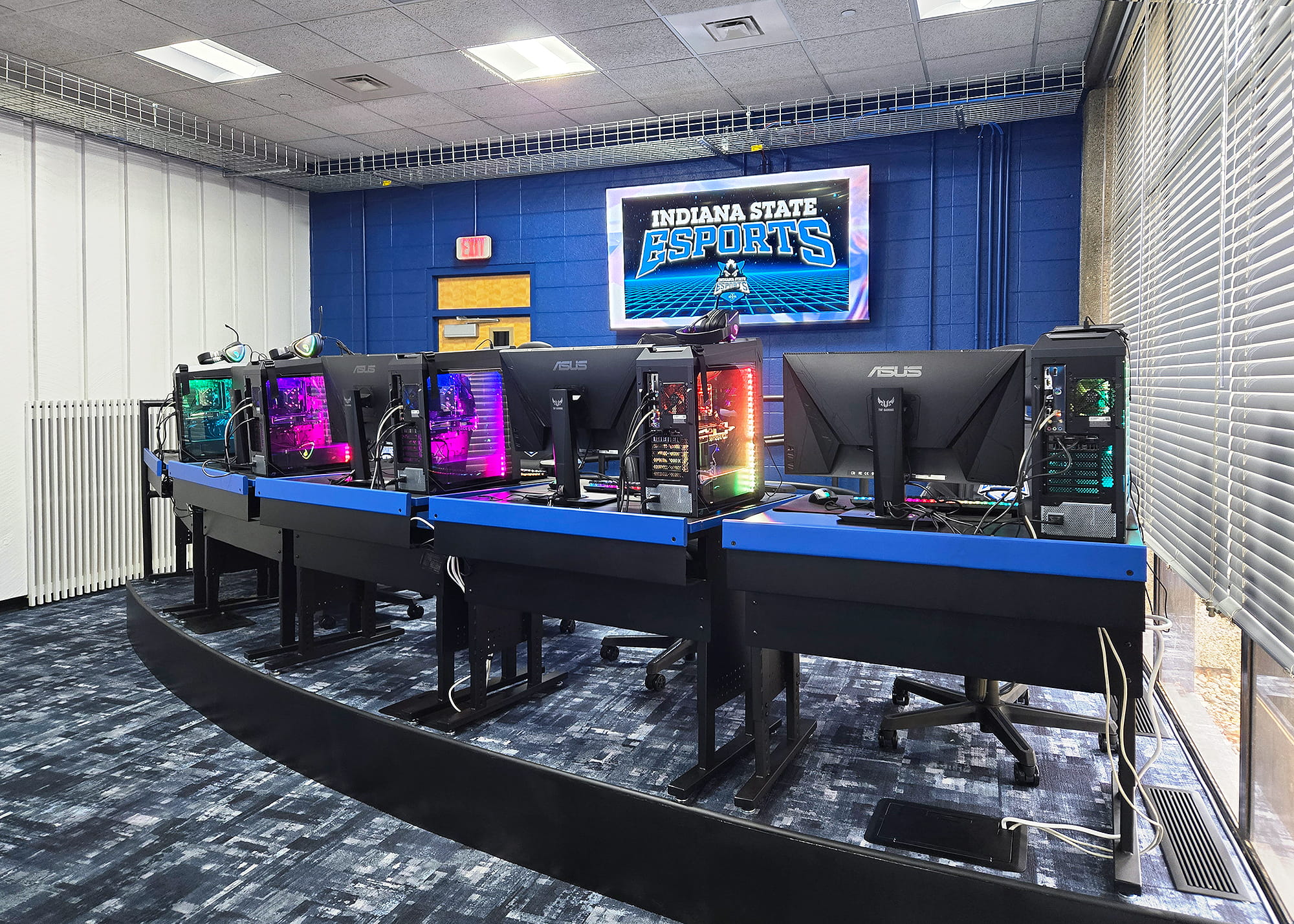 L'espace de compétition pour cinq joueurs à l'intérieur du laboratoire est conçu pour supporter le jeu en équipe, la compétition en direct, et la retransmission professionnelle.