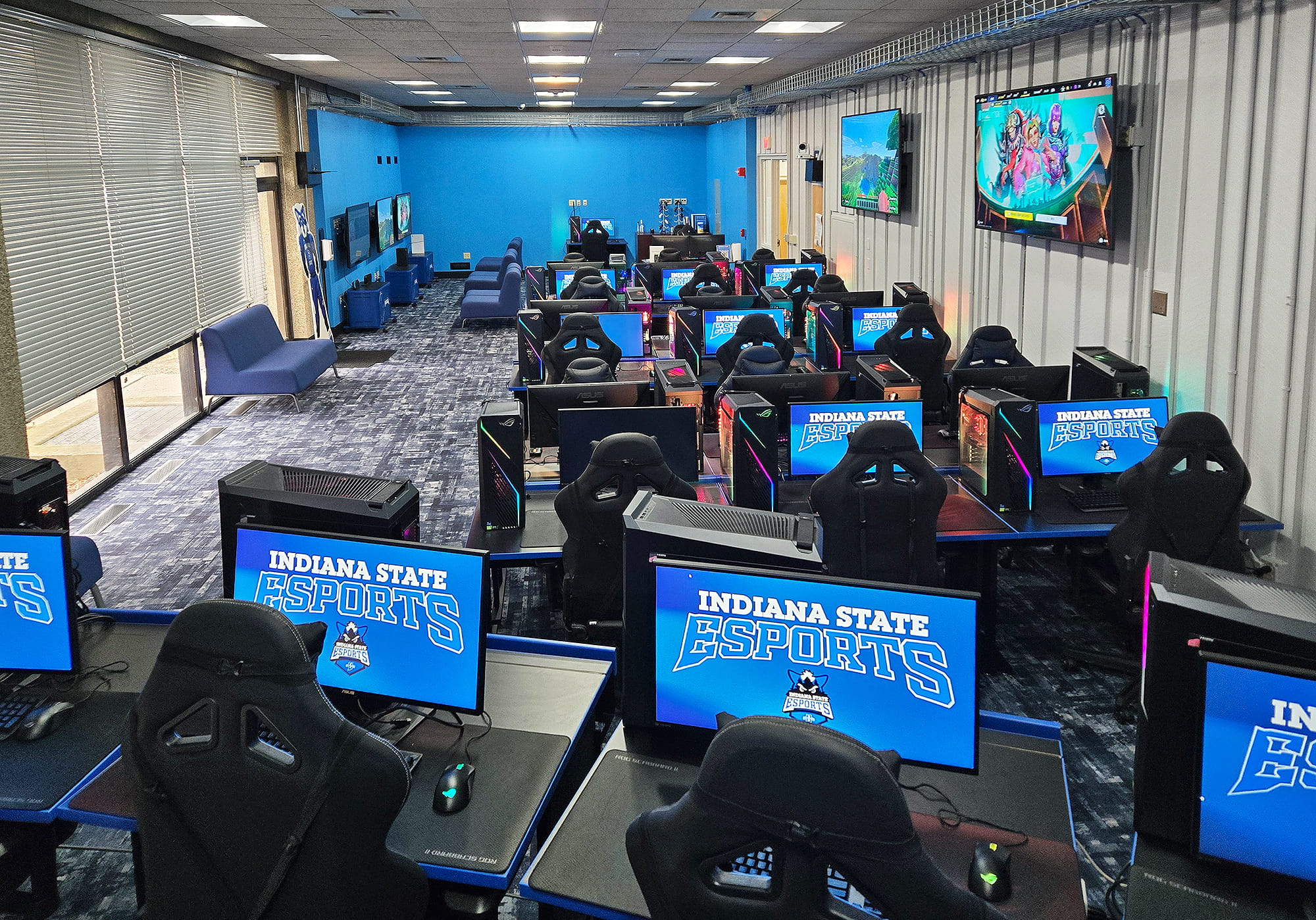 Le laboratoire e‑sport de l'Université d'État de l'Indiana rassemble les étudiants dans un espace ultramoderne doté de rangées de stations de gaming haute performance, de technologies audiovisuelles Extron extensibles, et d'une conception pensée pour la compétition et le lien social.